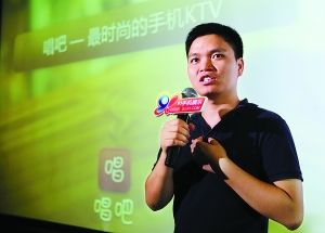 创业影院里，“唱吧”CEO陈华向观众讲述自己的创业历程。本报记者 贾同军摄